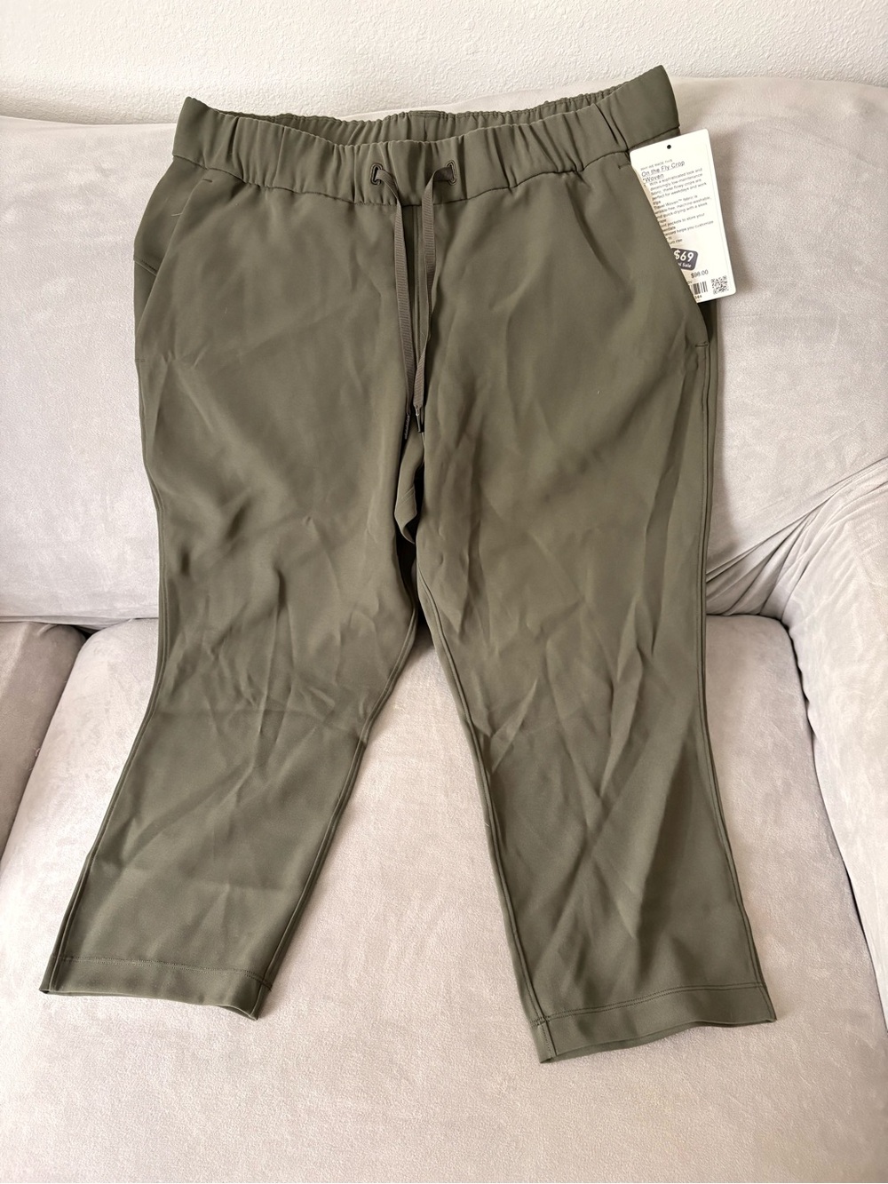 lululemon athletica On The Fly Cropped in Olive Green